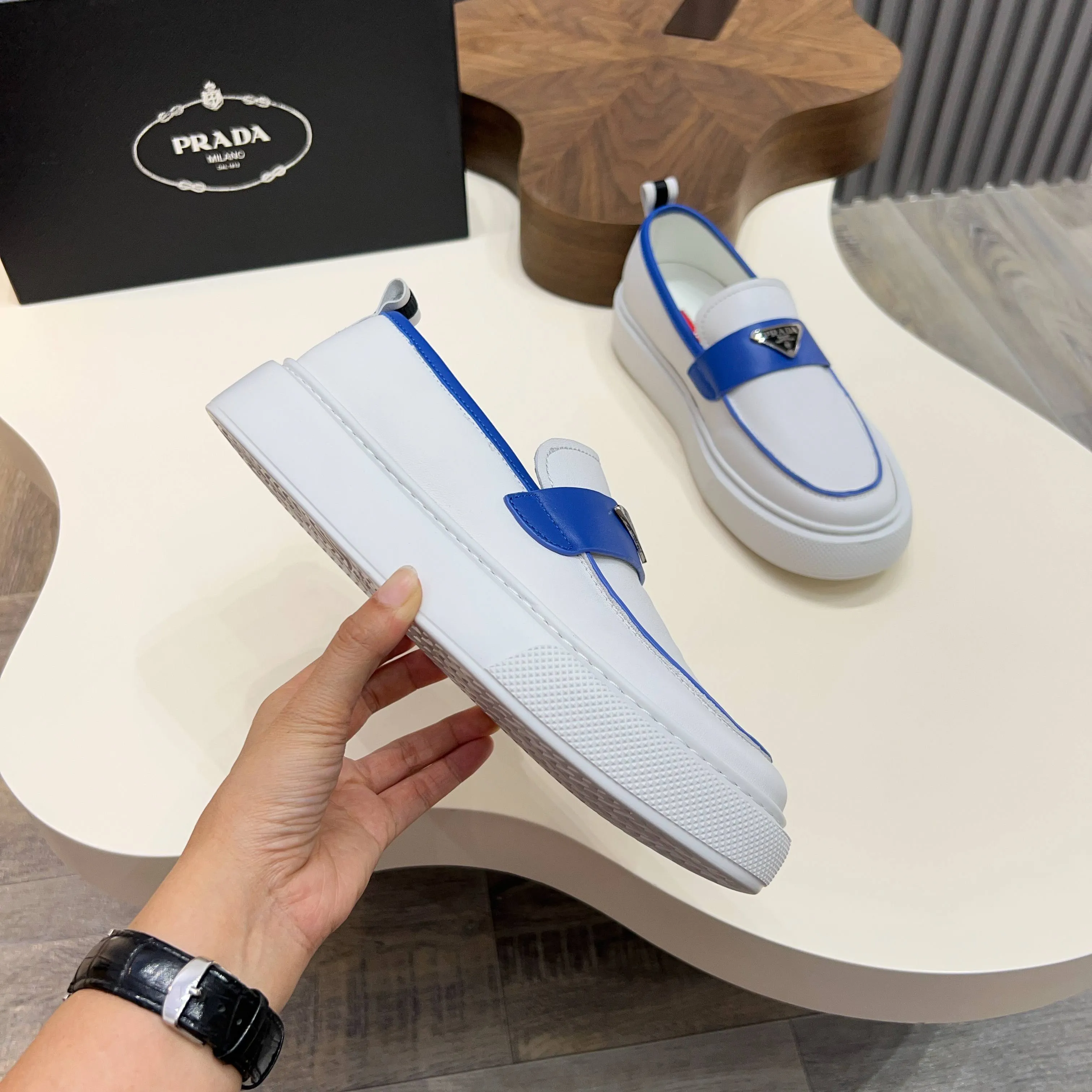 💰740 Thick-soled trendy brand (Prada) mainly promotes popular models, avant-garde and versatile fashionable men's shoes, private version molding, cowhide splicing 1:1 replica... fashionable, simple, elegant, more eye-catching and more classy, ​​it will subvert the old idea, a must-have for fashionistas who want to spend time with you! Must keep it! Tall and comfortable outsole, high-end quality workmanship. @ Code number: 39-44 38 45 can be ordered. Multiple colors are available.